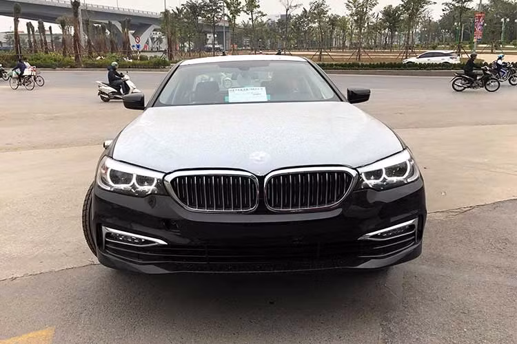 Hiện tại, mẫu xe sedan hạng sang 5 Series phiên bản 2017 vẫn chưa được phân phối chính hãng tại Việt Nam, rất có thể các khách hàng yêu thích dòng xe này phải chờ sang năm 2018 - sau khi Thaco chính thức nhận lại thương hiệu xe sang đình đám này từ tay Euro Auto.