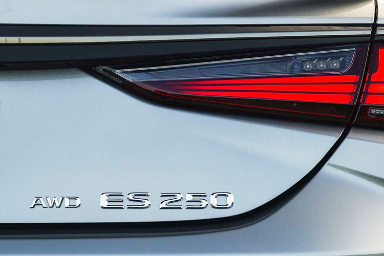Phần đuôi xe, thiết kế của Lexus ES thế hệ mới cũng rất sắc sảo và kết hợp hài hòa với phần đầu. Cụm đèn hậu nổi bật với 3 dải LED hình chữ L được tạo hình nổi khối 3 chiều; dường như toàn bộ phần đèn sau cũng được phủ khói tối màu hơn đôi chút. Chạy ngang đuôi xe là nẹp chrome cong nhẹ về 2 phía đem lại sự mượt mà, không bị gò bó cho tổng thể phần đuôi.