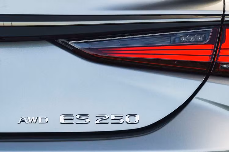 Phần đuôi xe, thiết kế của Lexus ES thế hệ mới cũng rất sắc sảo và kết hợp hài hòa với phần đầu. Cụm đèn hậu nổi bật với 3 dải LED hình chữ L được tạo hình nổi khối 3 chiều; dường như toàn bộ phần đèn sau cũng được phủ khói tối màu hơn đôi chút. Chạy ngang đuôi xe là nẹp chrome cong nhẹ về 2 phía đem lại sự mượt mà, không bị gò bó cho tổng thể phần đuôi.