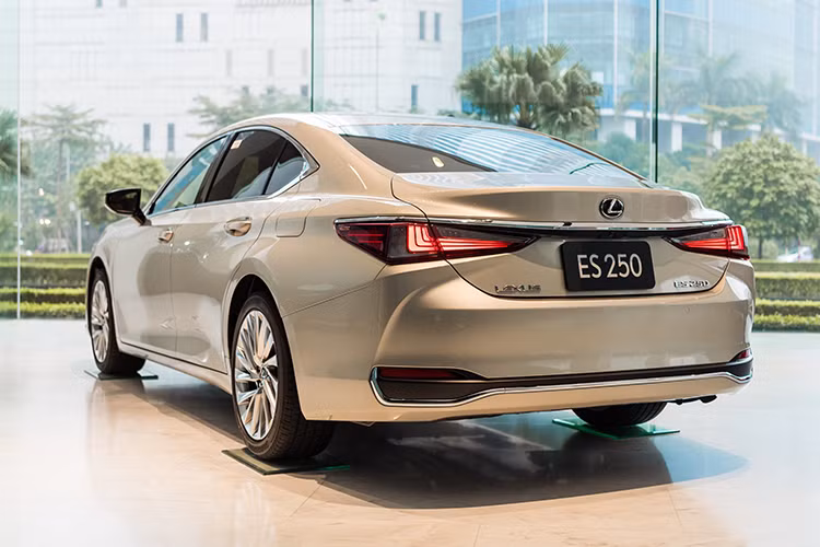 Ở lần cải tiến này, ES được bổ sung Hệ thống phanh an toàn khi đỗ xe PKSB (Parking Support Brake). Hệ thống quản lý thông tin từ cảm biến đỗ xe xung quanh, cảm biến radar của Hệ thống cảnh báo va chạm khi lùi (RCTA), hình ảnh từ camera, qua đó cảnh báo người lái về va chạm có thể xảy ra với vật thể tĩnh, với xe đang di chuyển từ phía sau, hay với người đi bộ,… Nếu người lái không đạp phanh, hệ thống sẽ phanh tự động để tránh va chạm hoặc giảm thiểu tối đa tác động của va chạm.