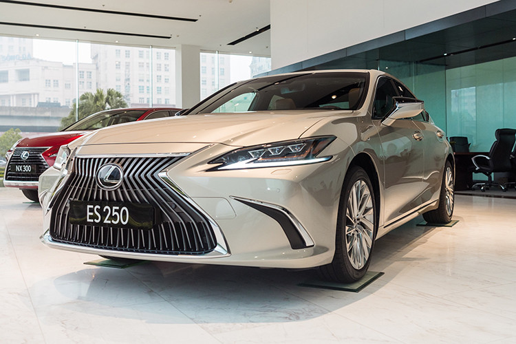 Tại thị trường Việt Nam, Lexus ES sẽ được phân phối với hai phiên bản là ES 300h và ES 250. Giá xe Lexus ES 2021 chính hãng phiên bản ES 250 bán ra là 2,54 tỷ đồng, phiên bản ES 300h cao cấp hơn với mức bán ra 3,04 tỷ đồng, đem lại nhiều lựa chọn khác nhau cho khách hàng.