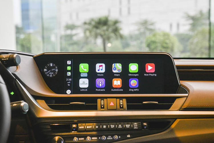 Ghế xe có thể điều chỉnh theo 10 hướng khác nhau, hệ thống âm thanh vòm 17 loa Mark Levinson và hệ thống điều hòa 3 vùng độc lập... Vô lăng bọc da, ốp gỗ và trang bị sưởi, lẫy số tay cũng như nhiều nút bấm chức năng cơ bản. Phía sau tay lái là màn hình hiển thị LCD kích cỡ 7 inch, mọi thông tin được bố trí trực quan và hợp lí. Hệ thống hiển thị kính lái HUD là trang bị tiêu chuẩn trên tất cả các phiên bản ES tại Việt Nam.