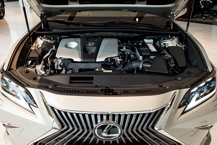 Lexus ES mới được trang bị động cơ xăng 4 xy lanh thẳng hàng, dung tích 2.5L cho công suất tối đa 204 mã lực và mô men xoắn cực đại 243 Nm. Đi cùng với đó là hộp số tự động 8 cấp cho cảm giác chuyển số mượt mà êm ái. Mức tiêu thụ nhiên liệu trung bình được Lexus đưa ra là 6,6L/100km.