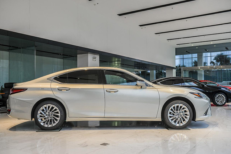 Lexus ES 2021 mới sở hữu kích thước dài hơn 65mm, rộng hơn 45mm nhưng lại thấp hơn 5mm so với thế hệ trước, Lexus đã hướng chiếc sedan hạng sang của mình tới đặc tính thể thao thanh thoát hơn – ngay cả phần mui xe được tạo hình thoải, vuốt dài xuống tới cốp sau cũng thể hiện rõ điều này.