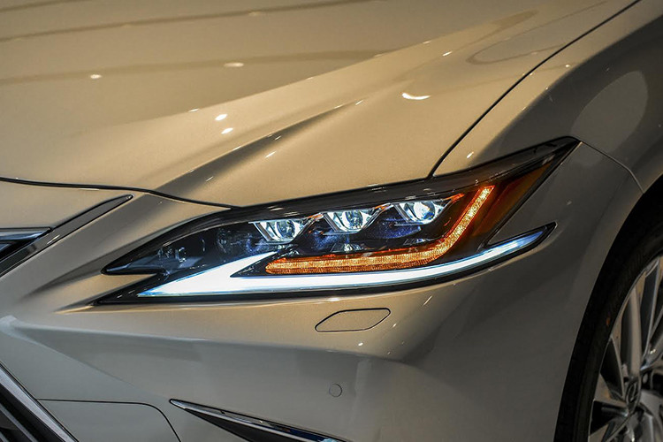 Xe được trang bị bộ vành 18 inch đa chấu thiết kế thanh thoát, được mạ chrome mờ đem lại vè bắt mắt bóng bẩy đặc biệt khi di chuyển trên đường. Không chỉ vậy, thiết kế vành xe còn được tối ưu cấu trúc bên trong giúp giảm tiếng ồn, góp phần đem lại sự yên tĩnh trong khoang lái.