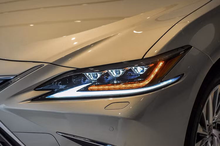 Xe được trang bị bộ vành 18 inch đa chấu thiết kế thanh thoát, được mạ chrome mờ đem lại vè bắt mắt bóng bẩy đặc biệt khi di chuyển trên đường. Không chỉ vậy, thiết kế vành xe còn được tối ưu cấu trúc bên trong giúp giảm tiếng ồn, góp phần đem lại sự yên tĩnh trong khoang lái.