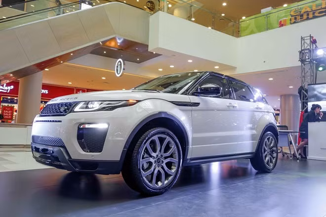Hiện mức giá xe Range Rover Evoque và Discovery Sport chính hãng tại Việt Nam lần lượt từ 2,599 tỷ đồng và 2,749 tỷ đồng, tùy vào từng phiên bản và cấu hình. Khi xuất hiện trên thị trường, Evoque được xem là đối thủ cạnh tranh của một chiếc SUV hạng sang khác đến từ Đức - Audi Q7.