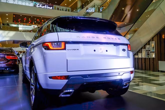 Xe được trang bị gương chiếu hậu chỉnh điện, sấy, có chức năng ghi nhớ vị trí, kết hợp đèn báo rẽ, đèn rọi và chống chói, đèn pha xe sở hữu chế độ tự rửa. Đuôi xe với thiết kế với ống xả kép, đèn chiếu sáng dạng led, cánh gió phía đuôi xe cùng cản sau khác màu, hốc hút gió xuất hiện trên nắp capo (ở bản cao cấp)...