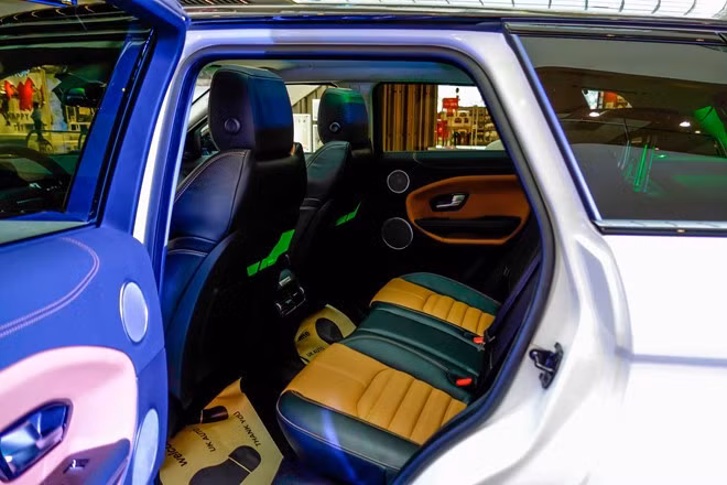 Phiên bản Evoque nâng cấp này được trang bị động cơ xăng Si4 I-4 2.0L công suất 174 kW (240 hp) và hộp số tự động 9 cấp đưa Evoque tăng tốc từ 0-100 km/h chỉ trong 7,6 giây trước khi đạt vận tốc tối đa 217 km/h (135 mph), trong khi mức tiêu thụ chỉ là 7,8L/100km.