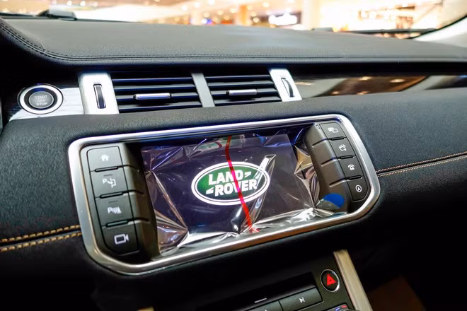 Ngoài ra hệ thống ghế ngồi trên Evoque còn có thêm chức năng Massage ở phiên bản cao nhất, cùng với đó là đèn nội thất có thể thay đổi theo các mầu có sẵn, tùy theo tâm trạng người sử dụng. Màn hình màu trung tâm cùng bảng táp-lô bọc da với những đường chỉ khâu tương phản.