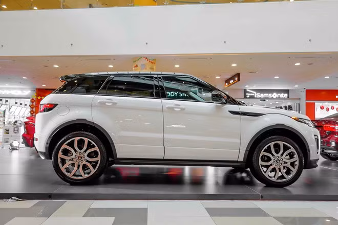 Range Rover Evoque là mẫu xe SUV hạng sang được ưu chuộng và có doanh số bán chạy nhất trên toàn cầu thuộc thương hiệu Land Rover. Với khả năng linh hoạt và off-road hiếm có của một mẫu xe SUV đô thị, Range Rover hoàn toàn chinh phục nhóm đối tượng khách trẻ và yêu cầu cao đối với một mẫu xe gia đình 5 chỗ, sang trọng và tính linh hoạt cao.