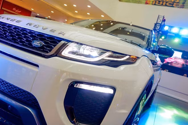 Xe dài 4.365mm, rộng 2.125mm, cao 1.635mm và sở hữu trục cơ sở dài 2.660mm. Khoảng sáng gầm xe 215-240mm nhưng xe có thể lội nước 500mm. Đầu xe thiết kế cá tính hơn khi được hãng Land Rover trang bị hệ thống đèn pha Full LED.