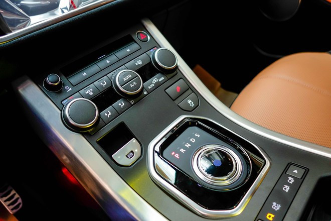 Bên cạnh đó, lượng khí thải CO2 của xe cũng giảm xuống 181 g/km, giảm hơn và tiết kiệm nhiên liệu đến 18% so với thế hệ trước. Xe có 5 phiên bản bao gồm Pure, SE, HSE, HSE Dynamic và Autobiography, đi kèm theo đó là 15 gói tùy chọn nội/ngoại thất riêng biệt.