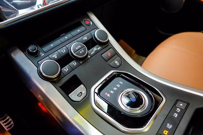 Bên cạnh đó, lượng khí thải CO2 của xe cũng giảm xuống 181 g/km, giảm hơn và tiết kiệm nhiên liệu đến 18% so với thế hệ trước. Xe có 5 phiên bản bao gồm Pure, SE, HSE, HSE Dynamic và Autobiography, đi kèm theo đó là 15 gói tùy chọn nội/ngoại thất riêng biệt.