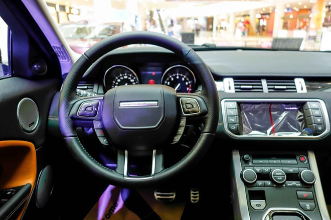 Bên trong nội thất xe được trang bị sang trọng với các chi tiết bọc da cao cấp ngay từ cửa vào đến bên trong với thiết kế sang trọng và bắt mắt cùng các tùy chỉnh hiện đại đúng với phong cách dòng SUV hạng sang Range Rover. Ghế ngồi được làm mới sử dụng vải dệt Ebony - có thể chỉnh điện 6 hướng trên bản tiêu chuẩn cùng các chức năng hiện đại được trang bị.