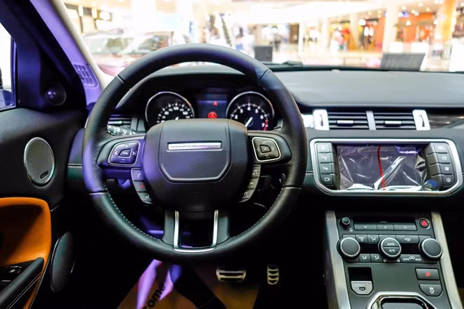 Bên trong nội thất xe được trang bị sang trọng với các chi tiết bọc da cao cấp ngay từ cửa vào đến bên trong với thiết kế sang trọng và bắt mắt cùng các tùy chỉnh hiện đại đúng với phong cách dòng SUV hạng sang Range Rover. Ghế ngồi được làm mới sử dụng vải dệt Ebony - có thể chỉnh điện 6 hướng trên bản tiêu chuẩn cùng các chức năng hiện đại được trang bị.