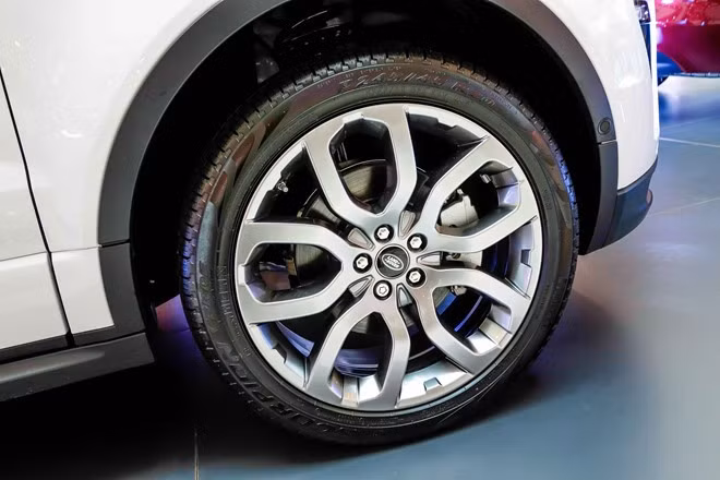 Xe có hai tùy chọn 2 tùy chọn mâm hợp kim 5 chấu kép; 18inch màu sáng bạc ở bản tiêu chuẩn và 20inch màu chrome ở bản cao cấp hoặc tùy chọn.