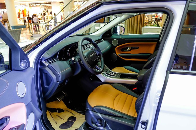 Range Rover Evoque tại Việt Nam được trang bị chế độ lái đa địa hình dạng núm xoay đã được thay đổi bằng dải nút bấm tương tự như trên các dòng xe của Jaguar. Ngoài các tiện ích đa phương tính năng, xe còn sở hữu hệ thống âm thành 11 loa Meridian 380kW.