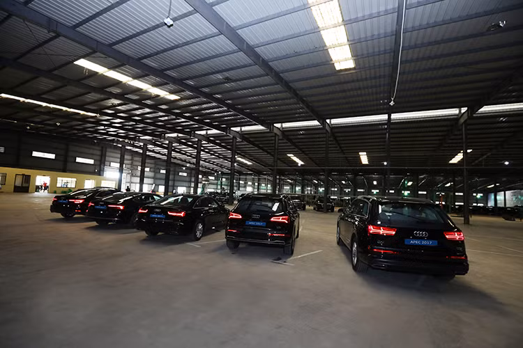 Cuối cùng là mẫu SUV Audi Q7 quattro phiên bản giới hạn phục vụ APEC. Mẫu xe nổi bật với gói ngoại thất S-line. Chiếc Q7 phiên bản đặc biệt được trang bị đèn LED Matrix, hệ thống loa BOSE, đèn nội thất, khóa điện cho tất cả các cửa tích hợp công nghệ hiển thị trên kính chắn gió (head-up display) vành hợp kim nhôm 19 inch. Audi Q7 2.0 TFSI quattro có công suất 252 mã lực với dải mô-men xoắn lên tới 370 Nm.