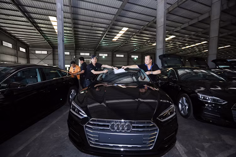 Phiên bản A4 giới hạn phục vụ APEC nổi bật với gói ngoại thất S-line, cỡ vành 17 inch, cảnh báo chống trộm, hệ thống tự rửa đèn, rèm che nắng cho cửa sổ hàng ghế sau, nội thất ốp gỗ nâu, hệ thống âm thanh Bang &amp; Olufsen. Audi A4 2.0 TFSI có công suất 190 mã lực, mô men xoắn lên tới 320 Nm và chỉ có 63 chiếc phiên bản giới hạn sử dụng cho APEC được Audi AG sản xuất riêng cho thị trường Việt. 