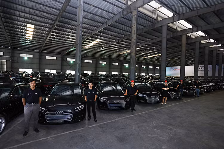 Trong khi đó mẫu A5 Sportback hoàn toàn mới sẽ sở hữu kích cỡ lớn hơn phiên bản tiền nhiệm đang được bán ra tại thị trường Việt Nam. Nội thất của xe cũng có thêm nhiều cải tiến đáng kể. Lô xe A5 Sportback mới lần đầu tiên xuất hiện tại Việt Nam trong sự kiện APEC 2017 là phiên bản giới hạn mang sắc đen sang trọng, đồng thời xe được trang bị bộ vành 19 inch.