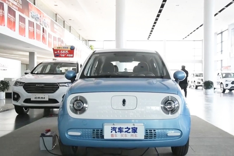 Về thiết kế, mẫu xe ôtô điện ORA R1 của Trung Quốc có thiết kế khá nhỏ nhắn, giống như một chiếc MINI Cooper. Các chi tiết bên ngoài cũng khá hiện đại với đèn chiếu sáng dạng led cùng hai màu sơn bắt mắt.