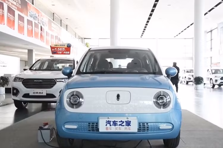 Về thiết kế, mẫu xe ôtô điện ORA R1 của Trung Quốc có thiết kế khá nhỏ nhắn, giống như một chiếc MINI Cooper. Các chi tiết bên ngoài cũng khá hiện đại với đèn chiếu sáng dạng led cùng hai màu sơn bắt mắt.