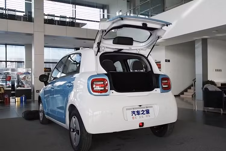 Ngoài ra, nhà sản xuất xe điện GWM cho biết ORA R1 sẽ được bảo hành toàn bộ xe trong 3 năm hoặc quãng đường 120.000 km, còn một vài bộ phận trên xe sẽ được bảo hành 8 năm hoặc quãng đường 150.000 km.