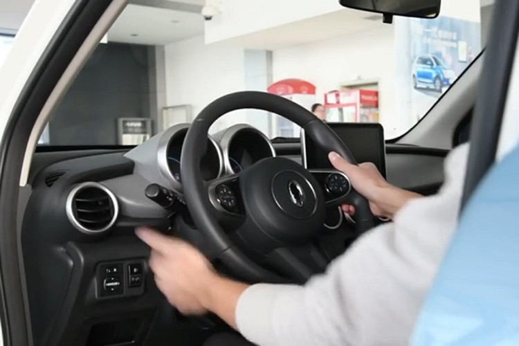 Điểm sáng nhất chính là giá xe ôtô ORA R1 bán ra khá rẻ. Great Wall Motor nói rằng “mức giá đã trợ cấp của mẫu xe mới, ORA R1, sẽ khởi điểm từ 59.800 nhân dân tệ tới 77.800 nhân dân tệ (từ khoảng 9000 USD) Con số này tương đương 200 – 260 triệu đồng, một giá mua khá rẻ đối với một chiếc ôtô điện có cự li di chuyển xa như thế.