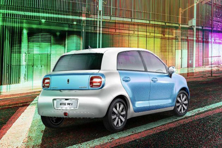 Trên khía cạnh hiệu suất, mẫu xe này chỉ được trang bị với một mô-tơ điện 35 kW duy nhất, tương đối nhỏ đối với một phương tiện cỡ này. Nó được mong đợi giới hạn tốc độ tối đa của ORA R1 ở khoảng 100 km/h, khá ổn đối với mục đích sử dụng chính trong thành thị và thi thoảng trên lối vào cao tốc.