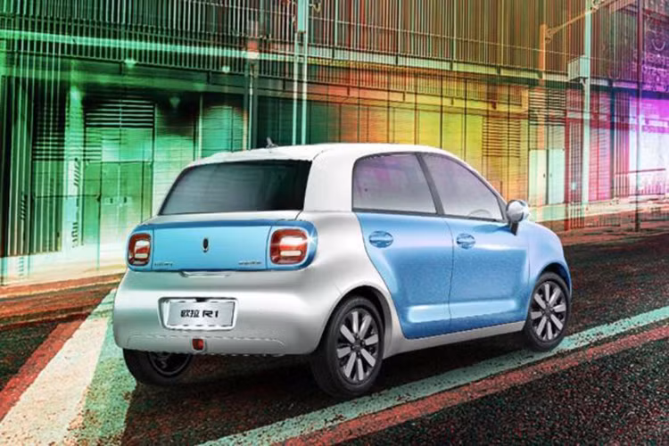 Trên khía cạnh hiệu suất, mẫu xe này chỉ được trang bị với một mô-tơ điện 35 kW duy nhất, tương đối nhỏ đối với một phương tiện cỡ này. Nó được mong đợi giới hạn tốc độ tối đa của ORA R1 ở khoảng 100 km/h, khá ổn đối với mục đích sử dụng chính trong thành thị và thi thoảng trên lối vào cao tốc.