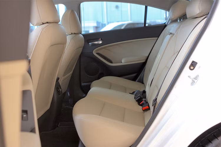 Trang bị an toàn cho Kia Cerato S mới gồm hỗ trợ phanh (ABS, EBD), kiểm soát hành trình chủ động và 2 túi khí. Hệ thống hỗ trợ phanh khẩn cấp (BA), cân bằng điện tử và ổn định thân xe chỉ có trên bản cao cấp nhất.