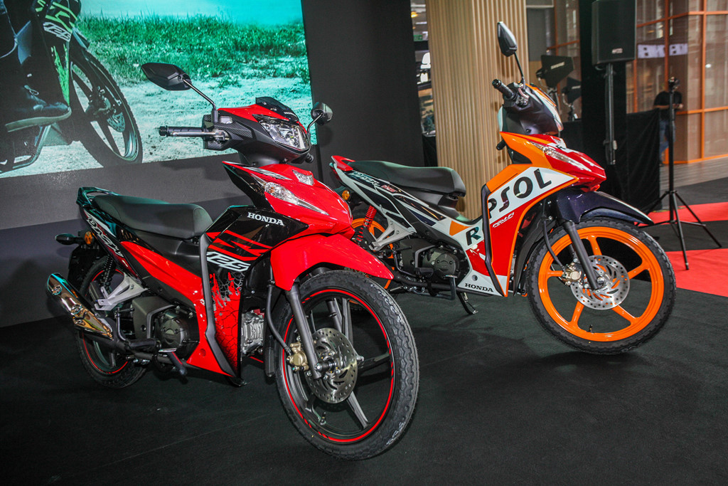 Honda Dash 2018 có giá bán từ 1.480 USD (tương đương hơn 34 triệu đồng) cho bản tiêu chuẩn - mức giá này được xem là ngang bằng với mẫu Honda Future 2018 mới ra mắt tại Việt Nam. Xe bắt đầu bán ra tại Malaysia ngay trong tháng 7/2018 này với 4 màu sắc bắt mắt.