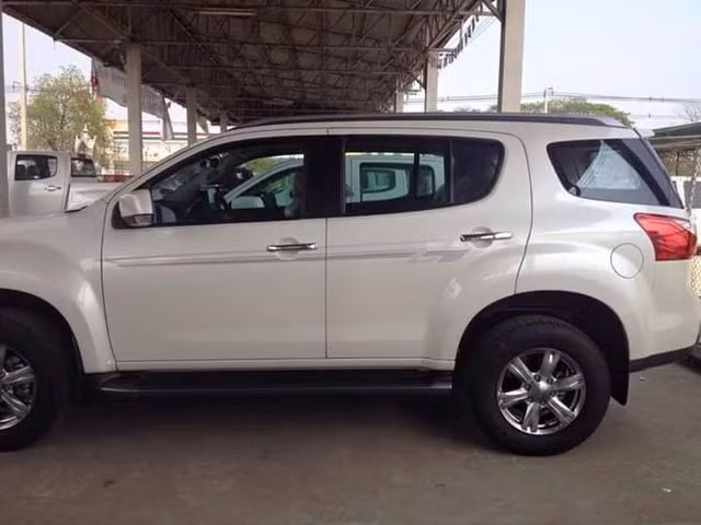 Thiết kế của Isuzu MU-X khá sắc nét, cụm đầu trước góc cạnh với lưới tản nhiệt có hai thanh ngang mạ crom và đèn pha gương cầu. Cụm đèn hậu cũng được thiết kế đẹp mắt, tay nắm mở cửa hậu cũng được mạ crom.