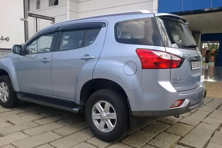 Isuzu MU-X được bổ sung họa tiết trang trí ở hông xe và bên dưới cụm đèn pha cũng như biển tên đằng sau. Thêm vào đó là vỏ gương ngoại thất trùng màu thân xe và bộ la-zăng màu bạc 6 chấu.