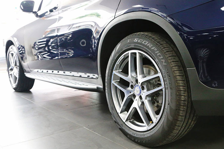 Phần đuôi xe của Mercedes-Benz GLC 300 được thiết kế khá gọn gàng và đơn giản. Cản trước và sau xe đều được làm từ hợp kim nổi bật đi kèm cặp ống xả tứ giác mạnh mẽ. Xe được trọng lượng tới 80 kg so với GLK.