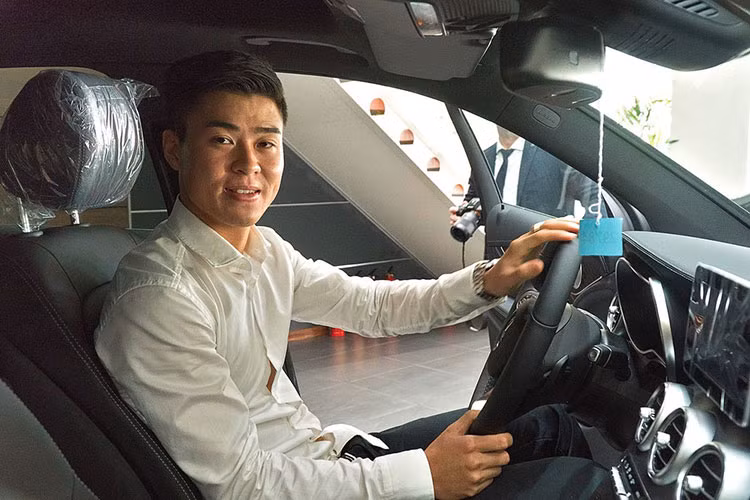 Hệ thống âm thanh với đầu đọc CD, màn hình màu TFT 7-inch, bộ thu sóng phát thanh, kết nối Bluetooth, trình duyệt Internet. Touchpad điều khiển cảm ứng trên bệ trung tâm,đầu đọc thẻ cho hệ thống dẫn đường và định vị vệ tinh toàn cầu GPS, cổng kết nối truyền thông đa phương tiện phía dưới tựa tay trung tâm, hỗ trợ các thiết bị giải trí di động.