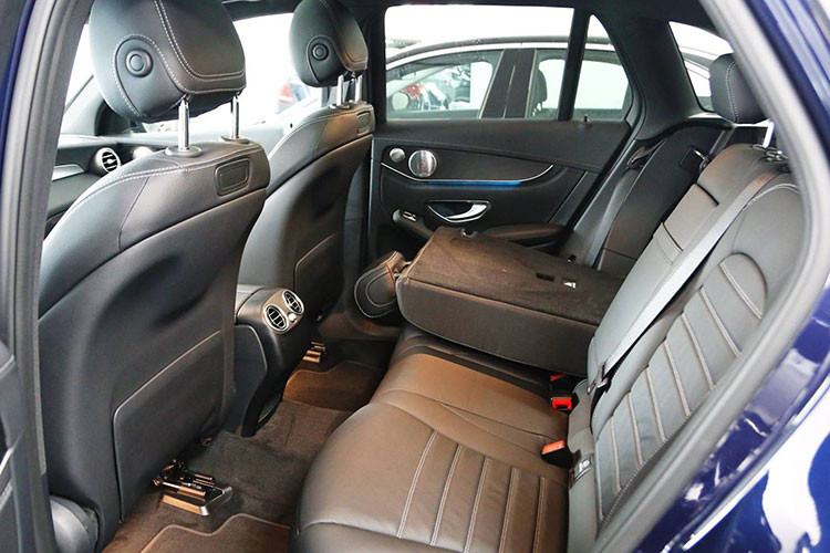 Xe sở hữu cửa sổ trời siêu rộng panoramic, đèn viền nội thất 3 màu cùng hệ thống âm thanh vòm Burmester 13 loa, công suất 590 watt. Hệ thống dẫn đường và định vị vệ tinh toàn cầu GPS tích hợp bản đồ Việt Nam... Xe được trang bị hệ thống hỗ trợ phòng ngừa va chạm với chức năng hỗ trợ tự động giảm tốc cho xe, camera lùi hỗ trợ người lái.