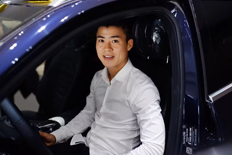 Bên trong nội thất, Mercedes GLC 300 gây ấn tượng mạnh với khoang nội thất sáng trọng, điểm nhấn của nội thất chính là bảng điều khiển liền khối cùng toàn bộ chất liệu cao cấp làm từ da, gỗ và hợp kim nhôm. Ghế người lái và hành khách phía trước điều chỉnh điện, bộ nhớ 3 vị trí cho ghế trước, tay lái và gương chiếu hậu bên ngoài...