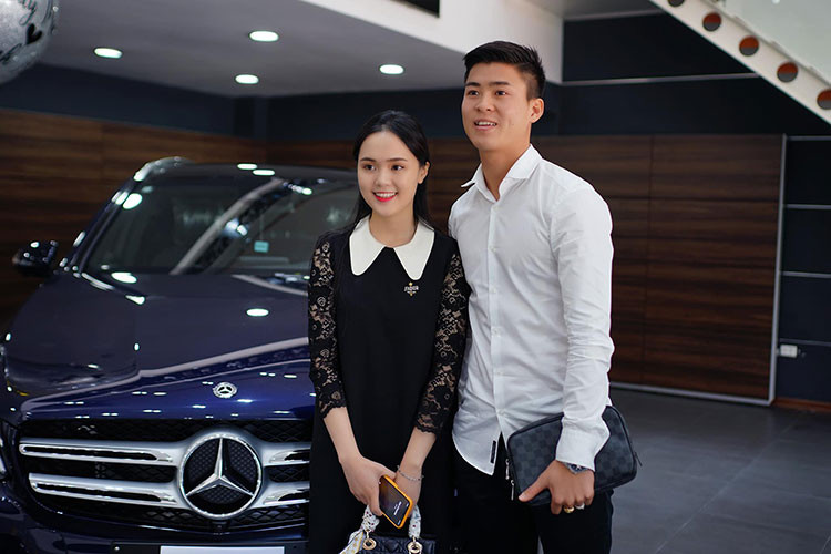 Chiếc xe sang Mercedes-Benz GLC 300 AMG 4Matic vừa được bàn giao cho trung vệ Duy Mạnh cùng bạn gái là phiên bản cao cấp của dòng GLC. Đây là một trong 4 phiên bản của GLC-Class đang được phân phối chính hãng tại thị trường Việt Nam, cùng với GLC 250 4MATIC, AMG GLC 43 4MATIC và GLC 300 4MATIC Coupe.