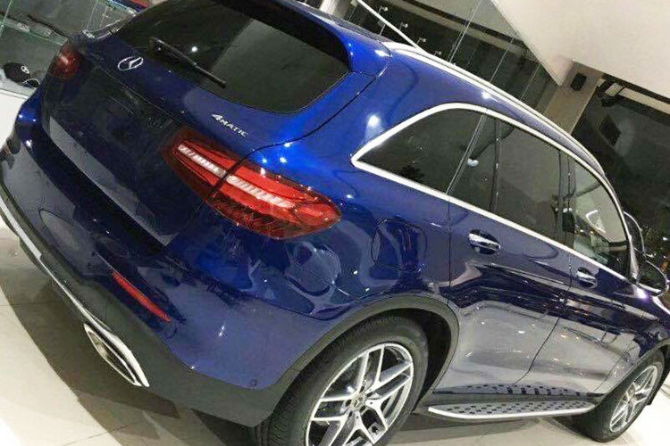 GLC 300 được hãng xe Mercedes-Benz trang bị động cơ I4 2.0L 245 mã lực. Hộp số tự động 9 cấp 9G-TRONIC đi kèm hệ dẫn động 4MATIC. Đặc biệt, mô-men xoắn cực đại 350 và 370 Nm trên cả hai động cơ đều đạt được ngay từ vòng tua máy 1.200 vòng/phút. Mức tiêu thụ nhiên liệu khoảng 6,5l/100km.