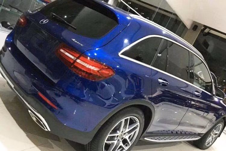 GLC 300 được hãng xe Mercedes-Benz trang bị động cơ I4 2.0L 245 mã lực. Hộp số tự động 9 cấp 9G-TRONIC đi kèm hệ dẫn động 4MATIC. Đặc biệt, mô-men xoắn cực đại 350 và 370 Nm trên cả hai động cơ đều đạt được ngay từ vòng tua máy 1.200 vòng/phút. Mức tiêu thụ nhiên liệu khoảng 6,5l/100km.