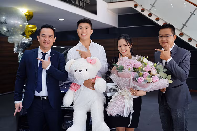 Mới đây, trung vệ đội tuyển bóng đá Việt Nam - Duy Mạnh và bạn gái Quỳnh Anh đã có mặt tại một đại lý Mercedes-Benz chính hãng trong TP HCM để nhận chiếc xe SUV Mercedes-Benz GLC 300 với sơn ngoại thất màu xanh và nội thất màu đen.