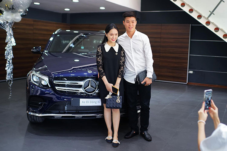 Giá xe Mercedes-Benz GLC 300 AMG 4Matic vừa được bàn giao cho Duy Mạnh cùng bạn gái bán ra chính hãng gần 2,3 tỷ đồng. Trước Duy Mạnh và abnj gái, đã có khá nhiều ca sỹ và người nổi tiếng từng sở hữu mẫu xe SUV hạng sang này.