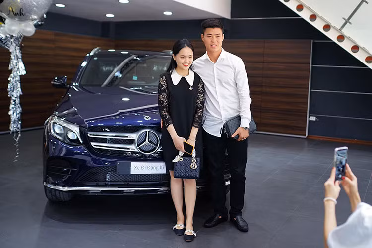 Giá xe Mercedes-Benz GLC 300 AMG 4Matic vừa được bàn giao cho Duy Mạnh cùng bạn gái bán ra chính hãng gần 2,3 tỷ đồng. Trước Duy Mạnh và abnj gái, đã có khá nhiều ca sỹ và người nổi tiếng từng sở hữu mẫu xe SUV hạng sang này.