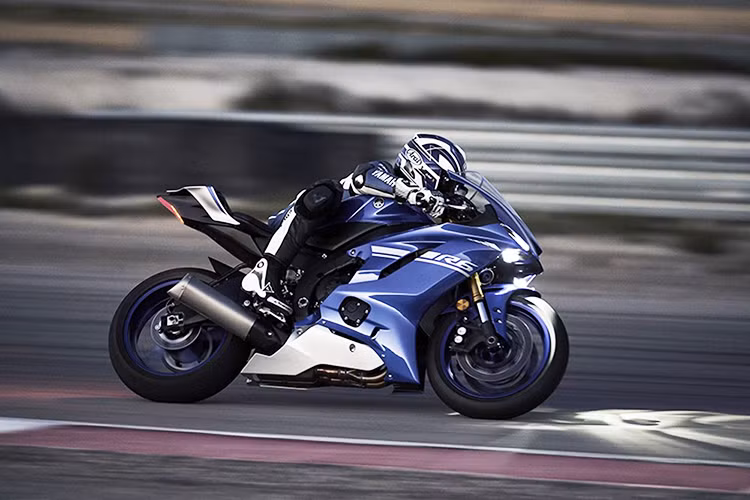 Yamaha YZF-R6 2017 được trang bị động cơ 4 xy-lanh thẳng hàng DOHC 16 van, làm mát bằng chất lỏng, phun xăng điện tử dung tích 599cc đáp ứng đầy đủ tiêu chuẩn khí thải Euro4 với tỷ số nén ưu việt 13,1:1 tạo ra công suất tối đa 118,4 mã lực và mô-men xoắn cực đại 61,7Nm