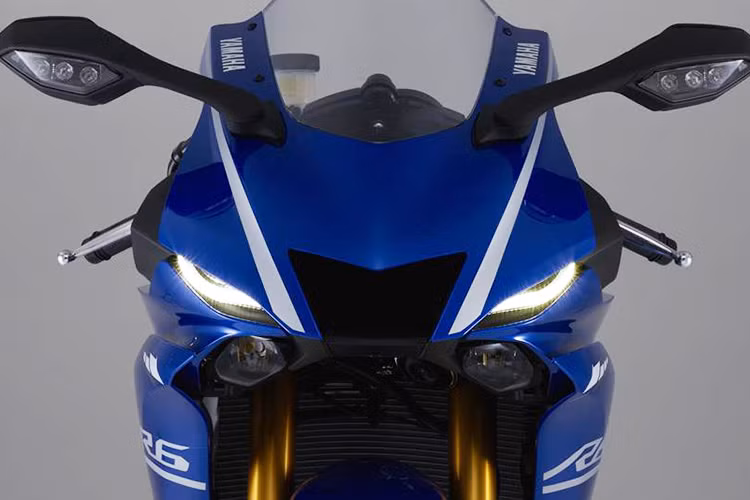 Phần đầu của chiếc YZF-R6 thế hệ mới được thiết kế khí động học hốc gió góc cạnh nằm chính giữa đầu xe lại tương tự siêu môtô đua Yamaha M1 trong giải MotoGP, 2 đèn LED 2 bên đã được cách điệu so với đàn anh R1 và cặp đèn pha bi-cầu bên dưới khe hút gió sát cánh yếm tương tự với đèn pha được trang bị trên chiếc R1.