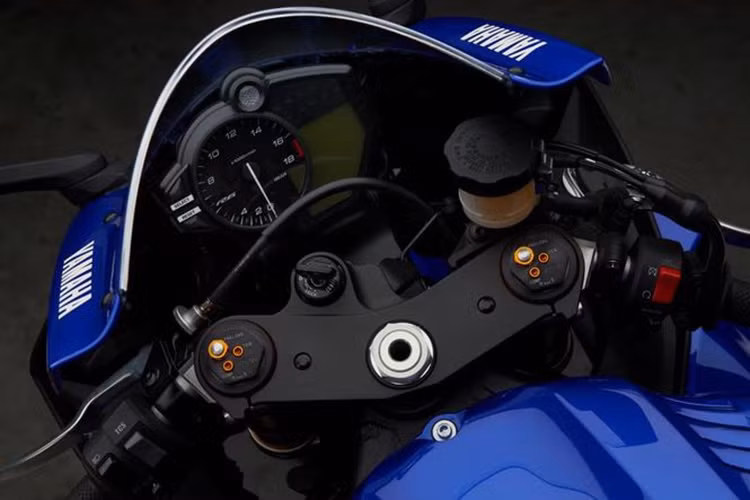 Bảng đồng hồ của Yamaha YZF-R6 2017 đã được thay đổi so với thế hệ trước bằng việc sử dụng nguyên bảng đồng hồ của dòng xe YZF-R1 phiên bản từ 2009 đến 2012 với đồng hồ báo tua analogue truyền thống và công-tơ-mét dạng kỹ thuật số với màn hình đa chức năng hiển thị các thông tin cần thiết về tình trạng chiếc xe.