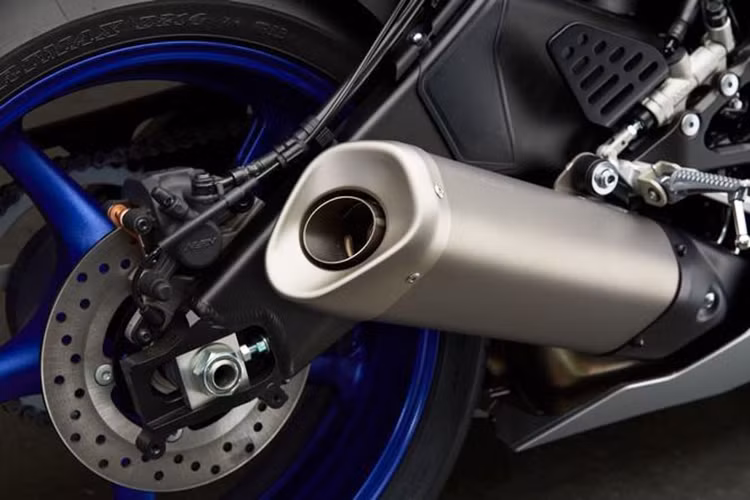 Yamaha YZF-R6 2017 sở hữu trọng lượng tổng thể chỉ dừng ở mức 190kg và chiều cao yên vẫn giữ nguyên ở mức 850mm như thế hệ trước đây. Hệ thống ống xả bằng hợp kim thép không gỉ hoàn toàn mới cùng bộ xúc tác và ECU điều khiển đáp ứng đầy đủ tiêu chuẩn tiếng ồn cũng như khí xả ddạt chuẩn Euro4.