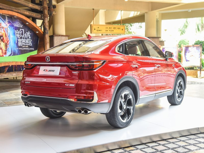 Về thiết kế, Changan CS85 Coupe 2019 được lấy cảm hứng thiết kế từ cặp đôi xe sang BMW X4 và BMW X6. Điều này được thể hiện rõ nét hơn cả ở phần đuôi xe. Tại đây, người nhìn sẽ bắt gặp cụm đèn hậu nối liền với nhau và nằm ngay dưới logo Changan. Ở bản tiêu chuẩn, Changan CS85 Coupe chỉ được trang bị 2 ống xả. Trong khi đó, số lượng ống xả ở bản cao cấp sẽ tăng lên 4.